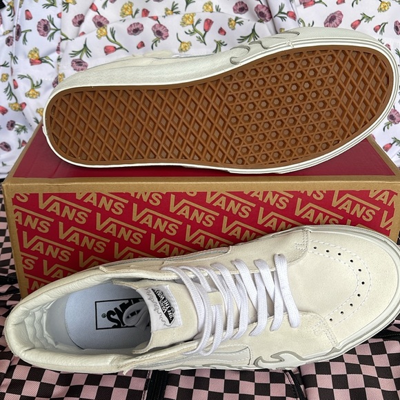 Vans Men’s Sk8-Hi Flame
Suede White/White
VN0005UJWWW
Sneakers - Picture 4 of 16